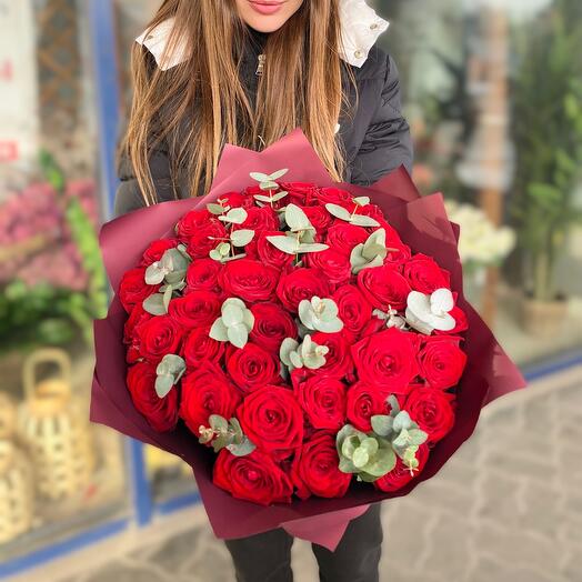 Bouquet of roses Red red Naomi 50 cm with eucalyptus
