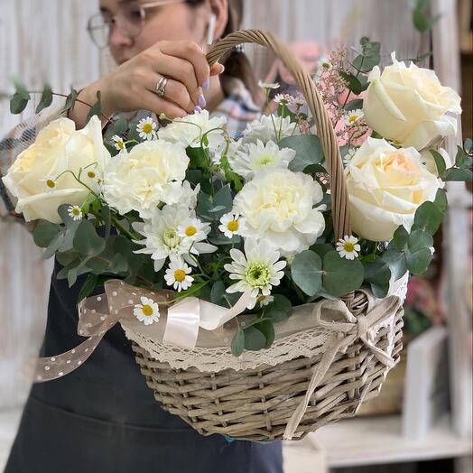 Цветы в корзине