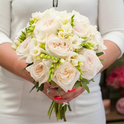 The bride's bouquet is precious (with a boutonniere)