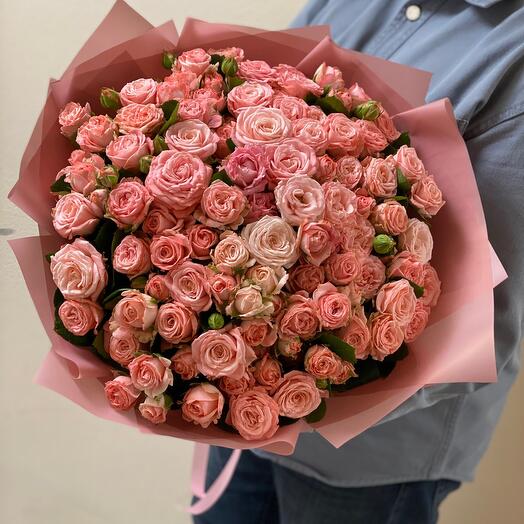 51 rosas en forma de peonía en un paquete de diseño
