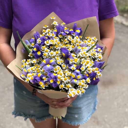 Букет из ирисов и ромашки Камилла