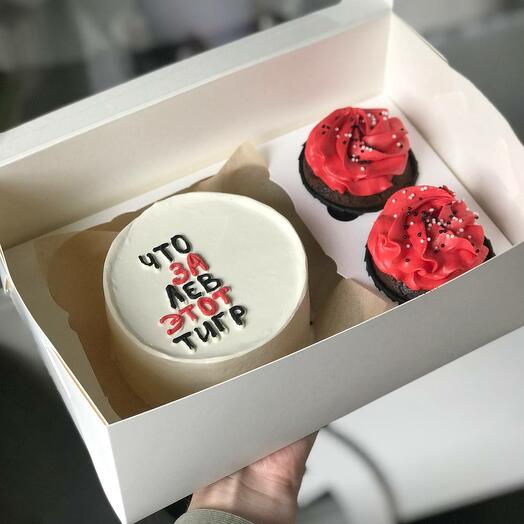 A set of bento and 2 cupcakes
