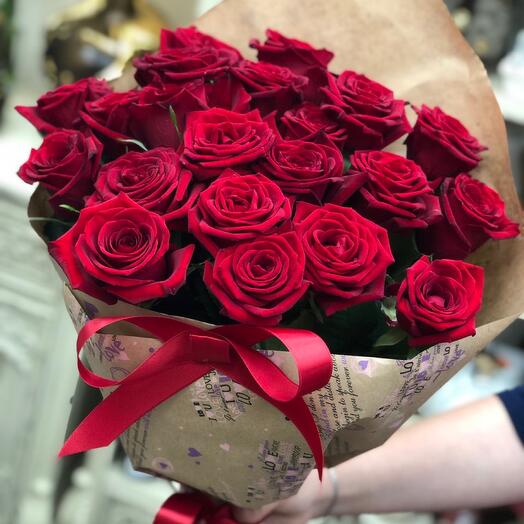 Ramo de 19 rosas rojas en artesanía