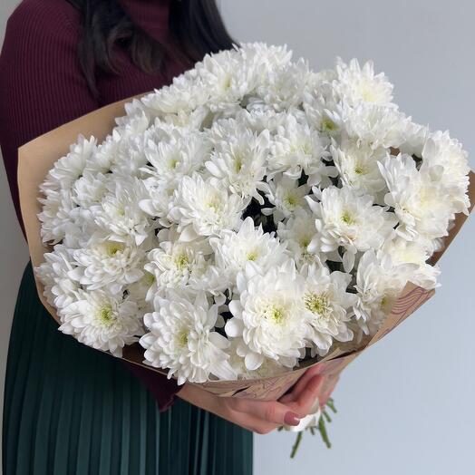 Bouquet of bushy white chrysanthemums