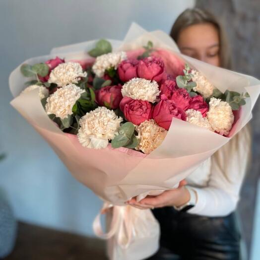 Пионовидные кустовые розы и  диантусы 💕