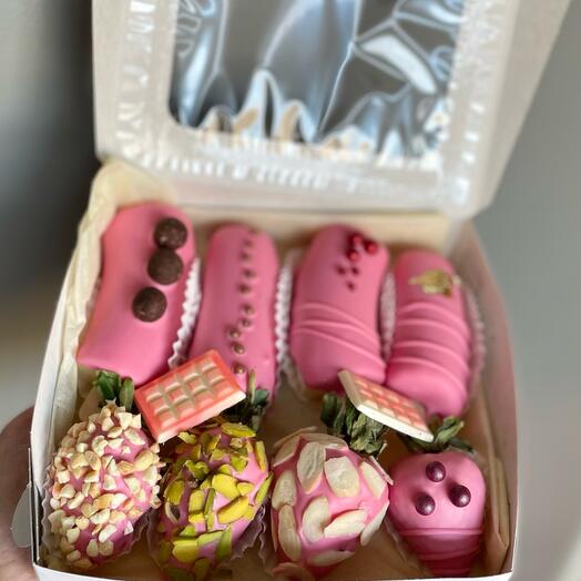 Клубника и бананы в шоколаде