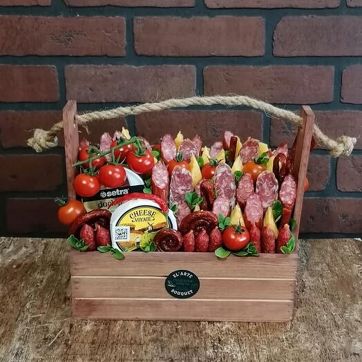 Ящик с мясными и сырными деликатесами