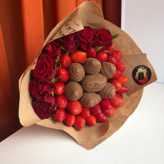Букет из клубники в шоколаде с розами 5