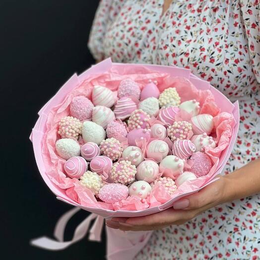 Букет из клубники в шоколаде розовый 💝️ недорогой