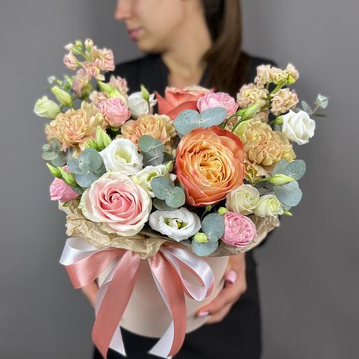 St box 6 с пионовидными розами, маттиолой и карамельными диантусами