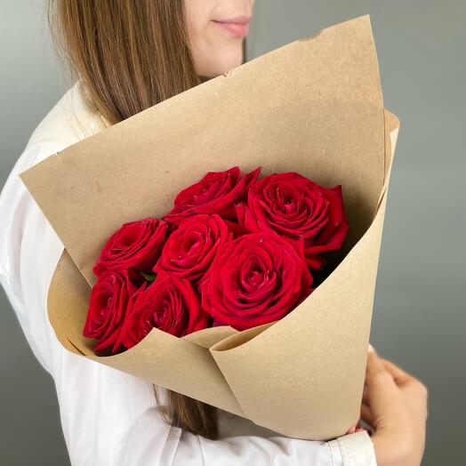 Красные розы в крафте 💝