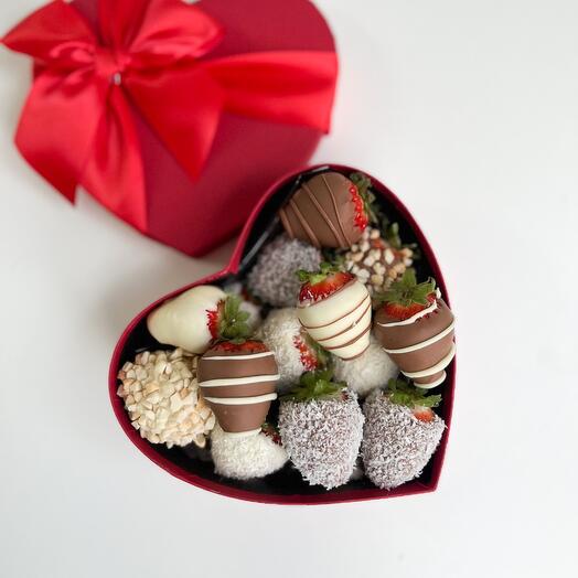 Сердце с клубникой в белом и молочном шоколаде (маленькое 13-15шт)