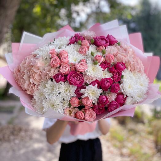 Voluminous bouquet with hydrangeas and roses "Madrid"