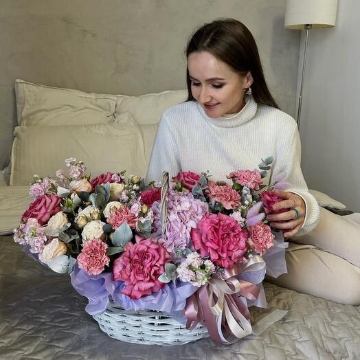 Корзина с цветами L в лавандово-розовых оттенках с Каунтри Блюз