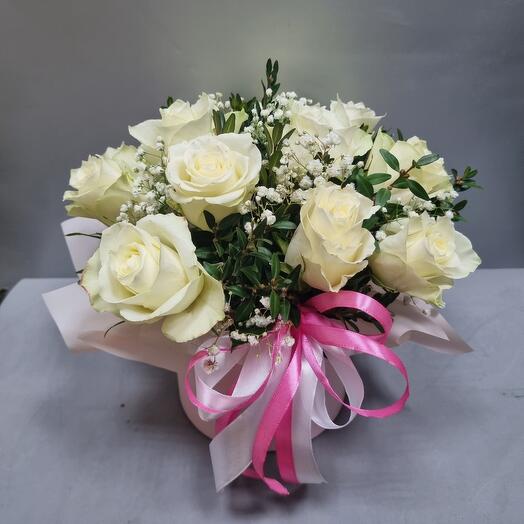 Белые розы в коробке