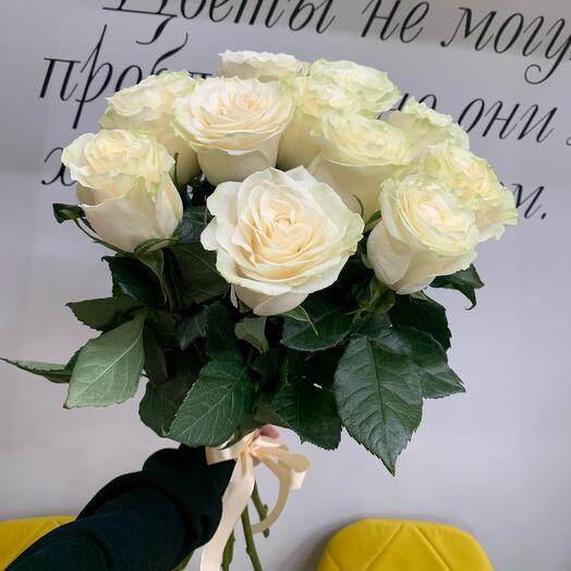 11 белых роз