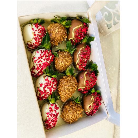 Chocolate-covered strawberry box 12 pcs.