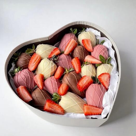 Коробочка сердце S с клубникой с шоколаде