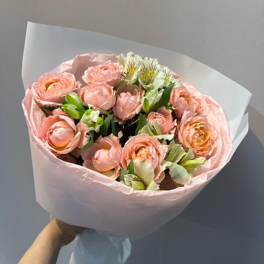 Peony-shaped Juliet rose with alstroemeria
