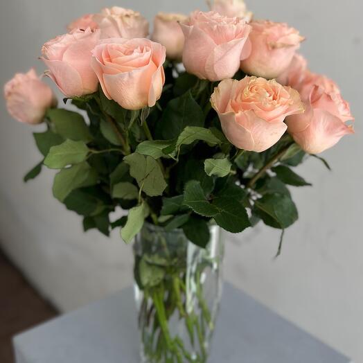 15 роз сорта KAHALA в вазе