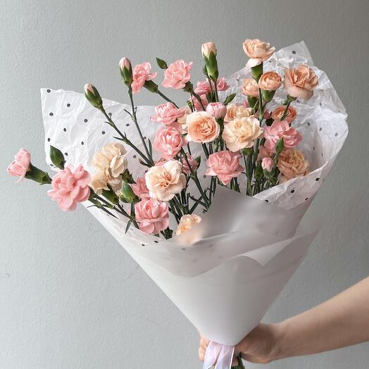 Нежный букет с гвоздиками