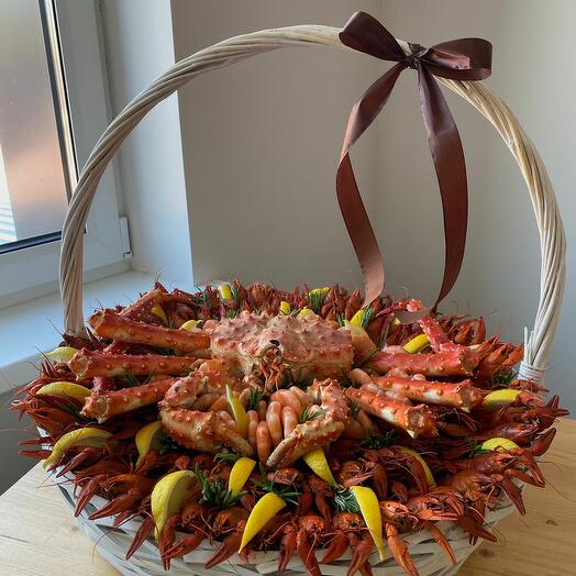 Корзина с камчатским крабом и раками