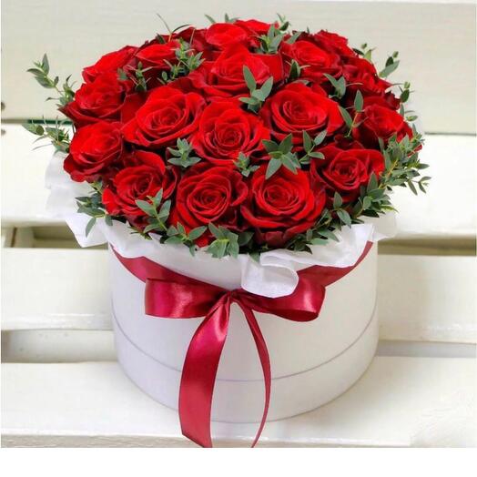 Коробочка с розами и зеленью