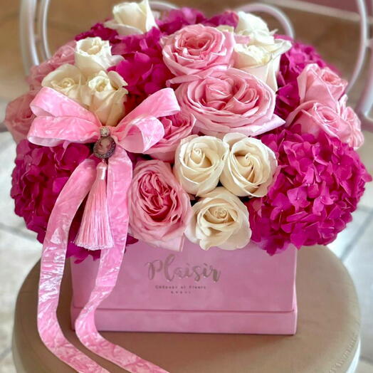Le Bonbon pink box of hydrangeas and roses