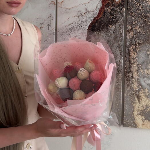 Нежный подарок букет с клубникой в шоколаде