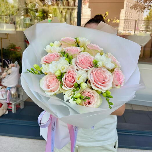 Mystic Moonlight con rose rosa e fresie