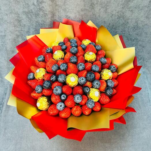 Букет из клубники, Ferrero Rocher и голубики