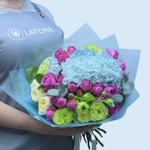 Букет с гортензией и кустовыми розами