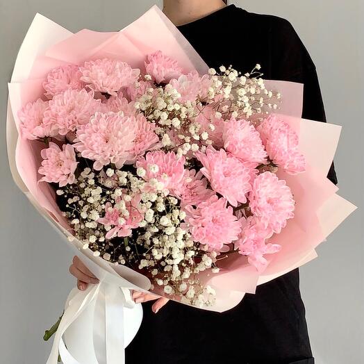 Нежно-розовая хризантема с гипсофилой 🌸🤍