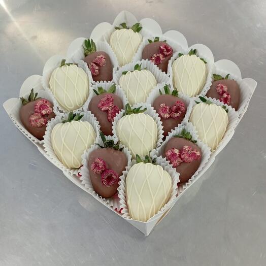 "Бомба"(сами пробовали)- набор из клубники в шоколаде(12-16шт количество зависит от размера ягод)