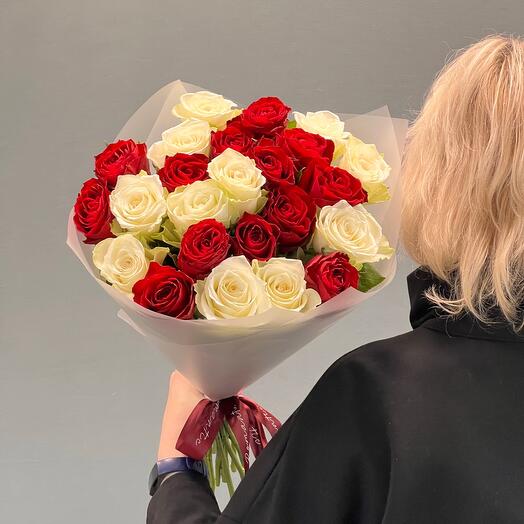 Букет из 25 красных и белых роз