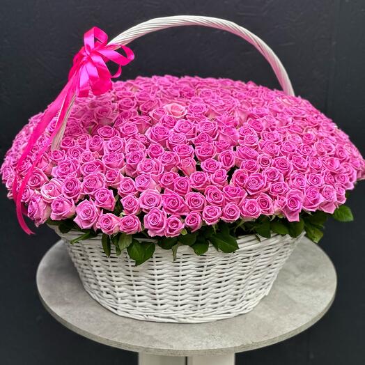 Розовые розы в большой корзине