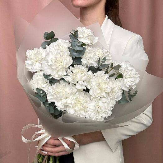 Букет белоснежных диантусов с эвкалиптом