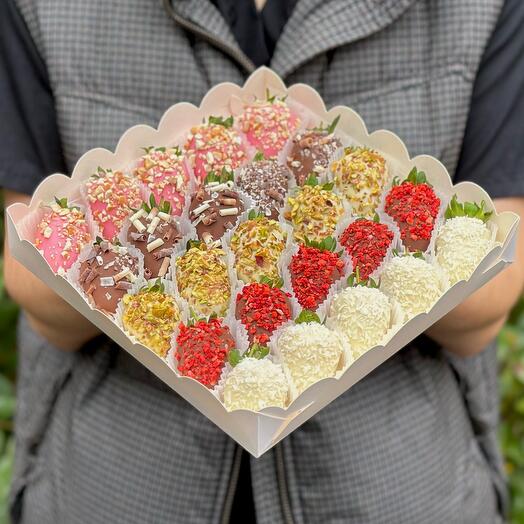 Клубника в шоколаде "Berry Mix" - M (20-36 ягод)