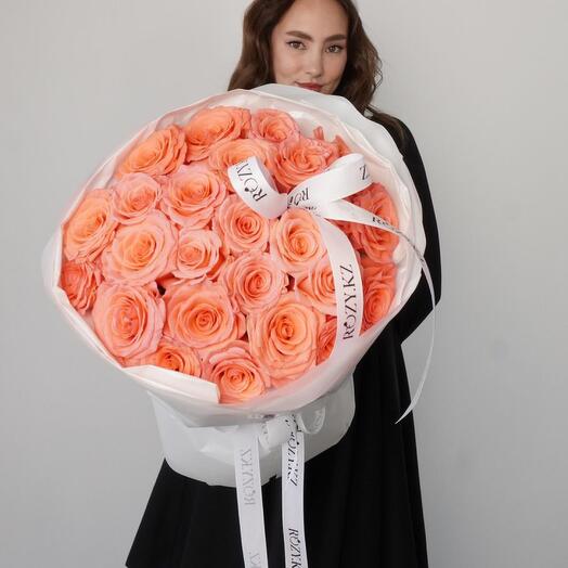 Букет из 25 коралловых шикарных роз