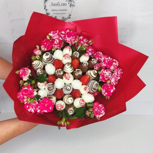 Букет из клубники в шоколаде с розами/ цветы/ подарки
