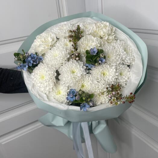 Author's bouquet of forget-me-nots, chamelacium and dianthus