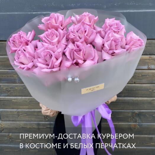 Букет вывернутых сиреневых роз в аквабоксе - эквадорские розы в трендовом оформлении