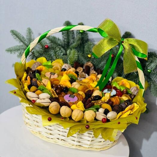 Огромная корзина с сухофруктами и орехами с медом в подарок на новый год