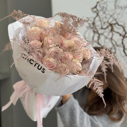 Нежные розы и аспарагус шампань