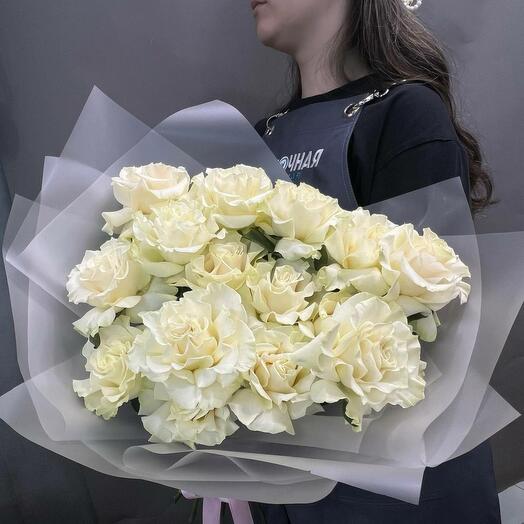 Моно букет из 15 белых выкрученных роз - (арт.МББВР-15)
