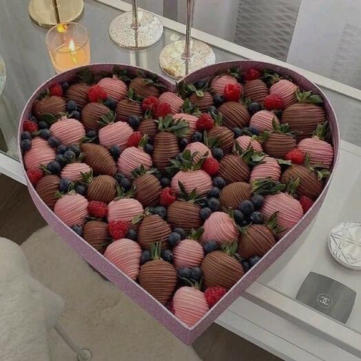 Сердце из клубники в шоколаде XL
