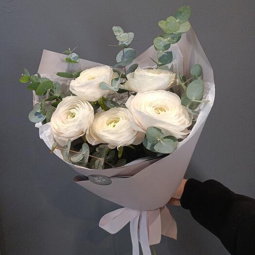 Букет из сезонных белых ранункулюсов с эвкалиптом