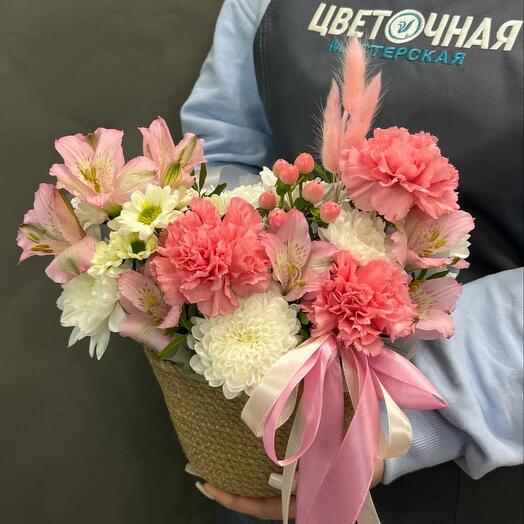 «НЕЖНОСТЬ» Кашпо джутовое с диантусами и альстромерией (КДДА)