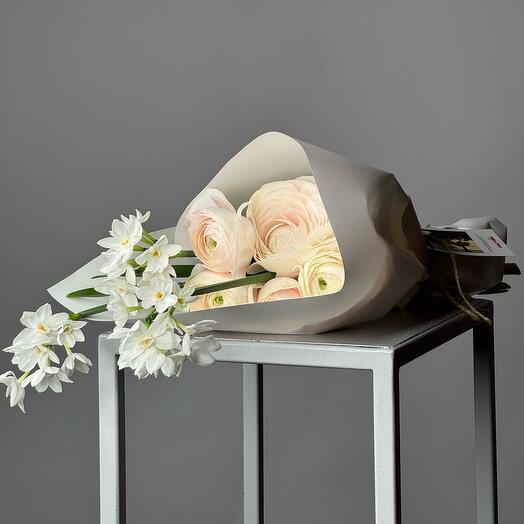 Весенний букет «Растим». Ранункулюс и кустовой нарцисс