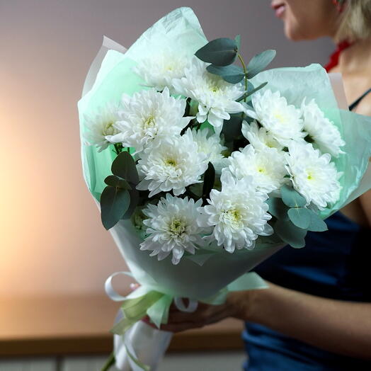 Стильный букет из 3 кустовых хризантем и эвкалипта